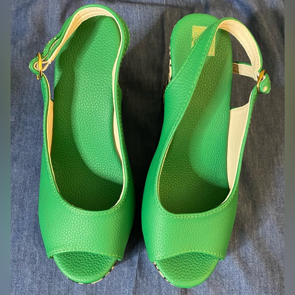 Green open-toe wedge sandals with a black and white houndstooth pattern platform - Picture 4 of 7